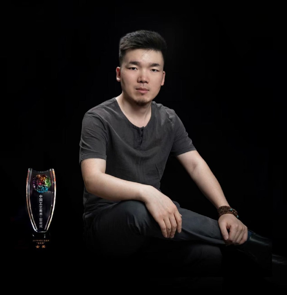 楊丞鈞（國瓷紅葉畫院高級(jí)畫師）